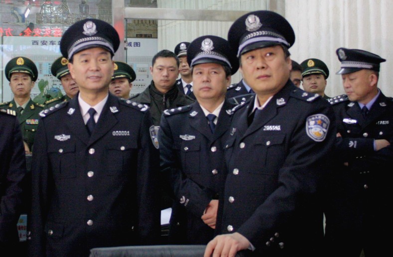 厅长杜航伟(左)到西安站检查春运安保工作春节期间局长白少强(右)